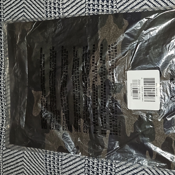 Banana Republic Camo T Shirt.Brand New w/ Tags In Original Packaging !!! - Picture 4 of 4